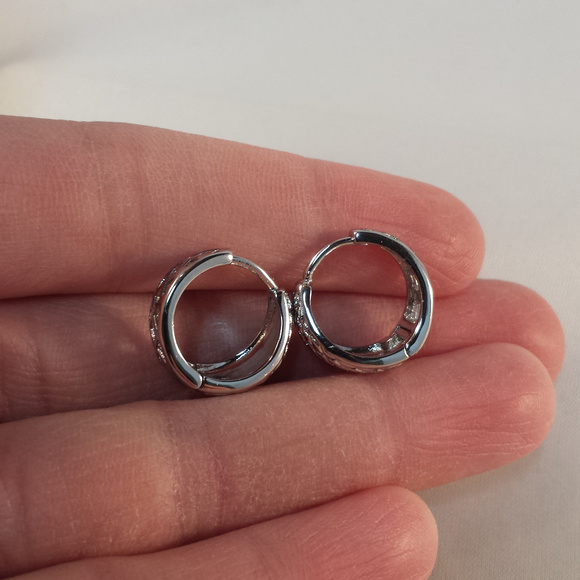 18K White Gold Filled Diamond Shape Carved Huggie Hoop Earrings 14mm Party Gift - Picture 4 of 6